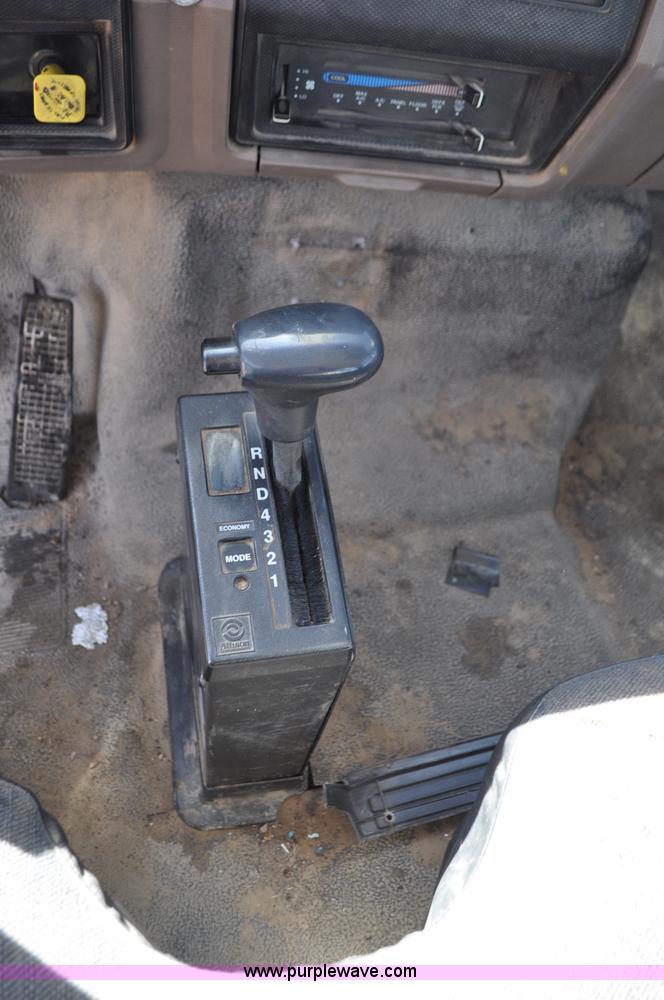 image for item F2342 1995 Ford F800 bucket truck