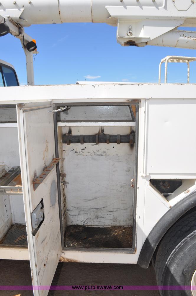 image for item F2342 1995 Ford F800 bucket truck