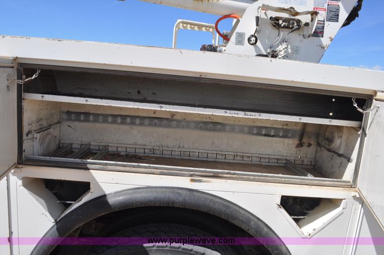 image for item F2342 1995 Ford F800 bucket truck