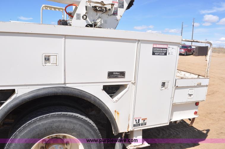 image for item F2342 1995 Ford F800 bucket truck