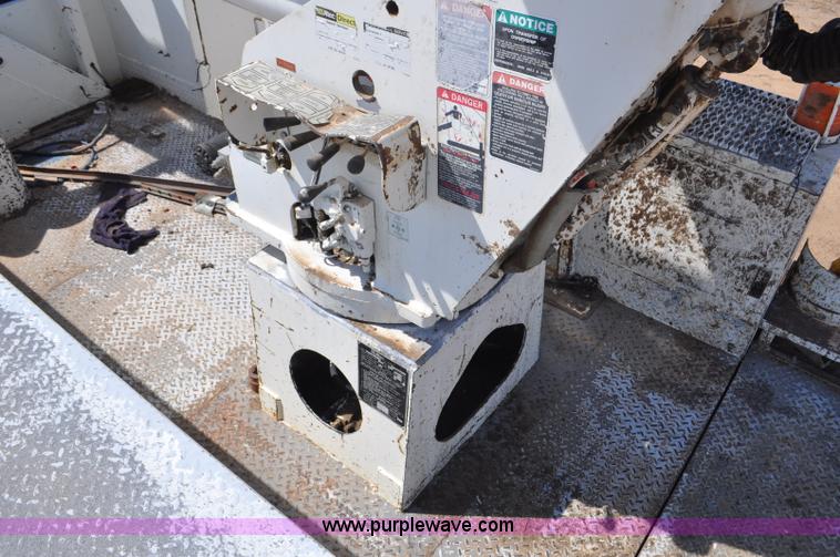 image for item F2342 1995 Ford F800 bucket truck