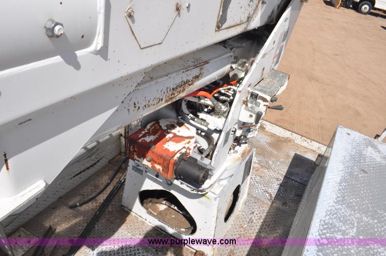 image for item F2342 1995 Ford F800 bucket truck