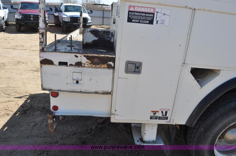 image for item F2342 1995 Ford F800 bucket truck