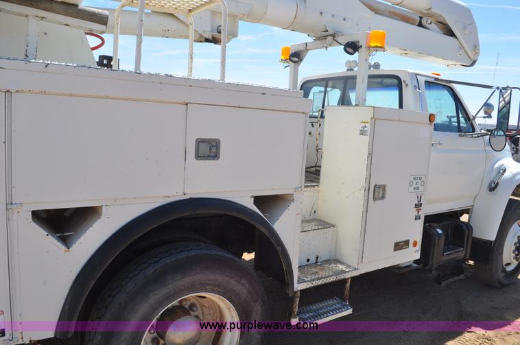 image for item F2342 1995 Ford F800 bucket truck