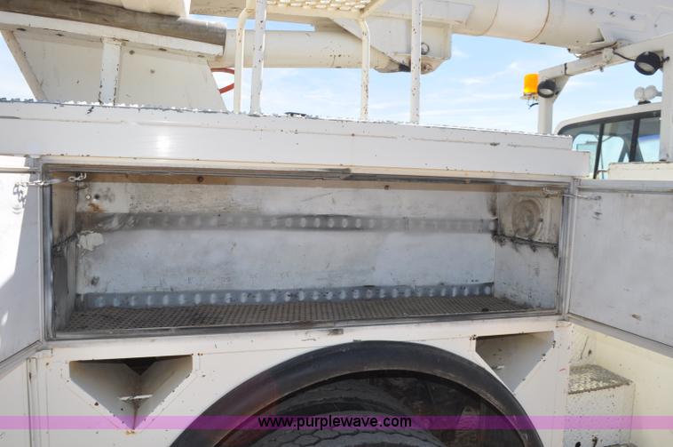 image for item F2342 1995 Ford F800 bucket truck