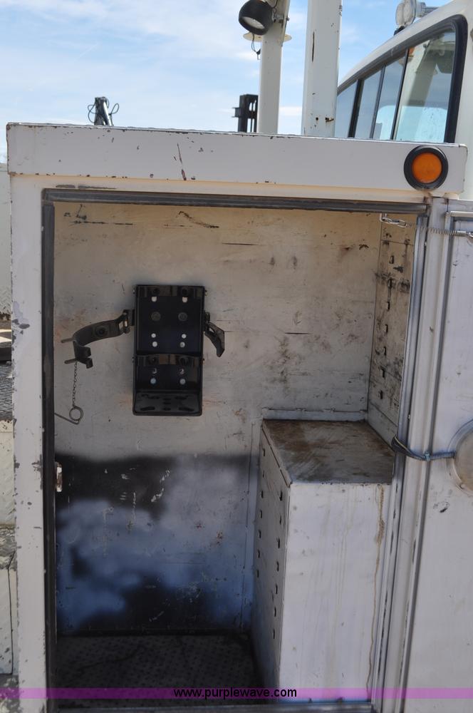 image for item F2342 1995 Ford F800 bucket truck