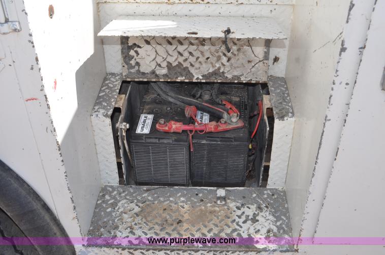 image for item F2342 1995 Ford F800 bucket truck