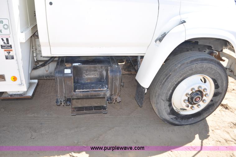 image for item F2342 1995 Ford F800 bucket truck