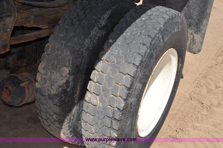 image for item F2343 1993 Ford F700 dump truck