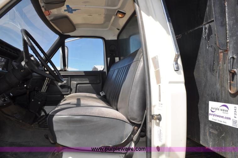 image for item F2343 1993 Ford F700 dump truck