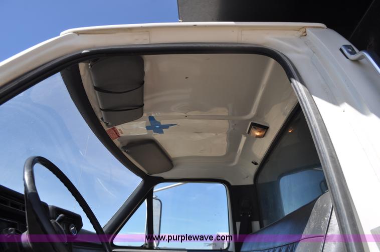image for item F2343 1993 Ford F700 dump truck
