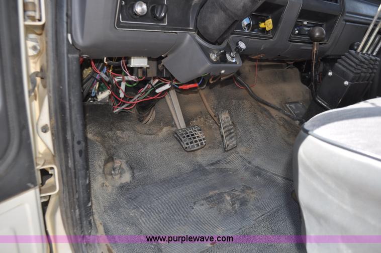 image for item F2343 1993 Ford F700 dump truck