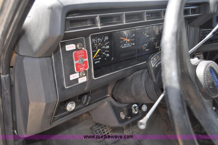 image for item F2343 1993 Ford F700 dump truck