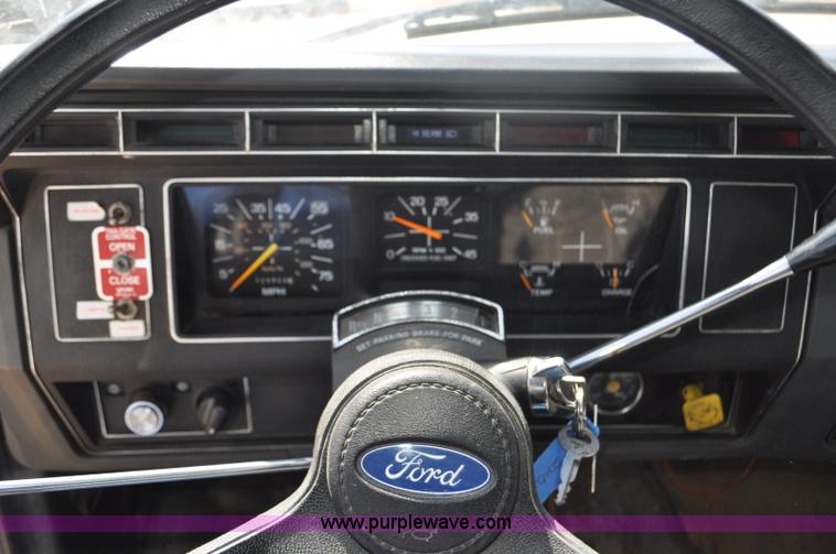 image for item F2343 1993 Ford F700 dump truck