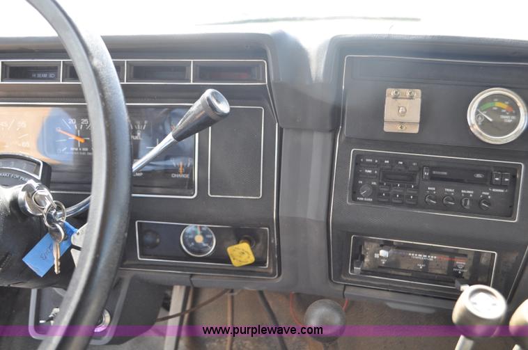 image for item F2343 1993 Ford F700 dump truck