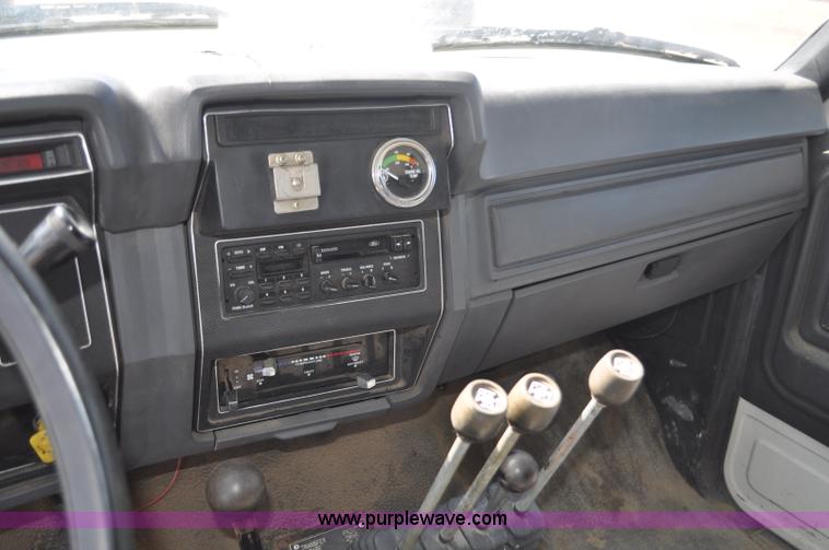 image for item F2343 1993 Ford F700 dump truck