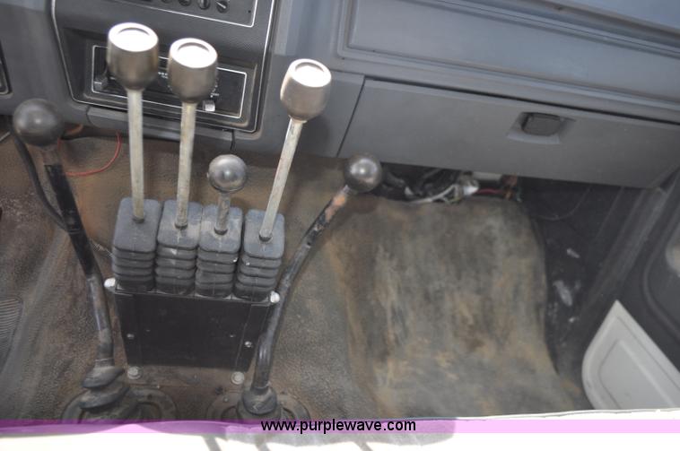 image for item F2343 1993 Ford F700 dump truck