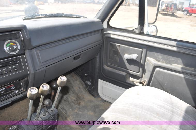 image for item F2343 1993 Ford F700 dump truck