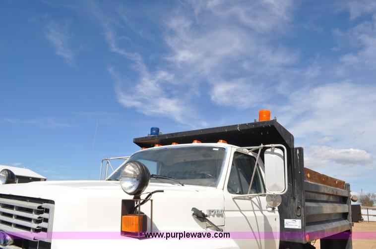 image for item F2343 1993 Ford F700 dump truck