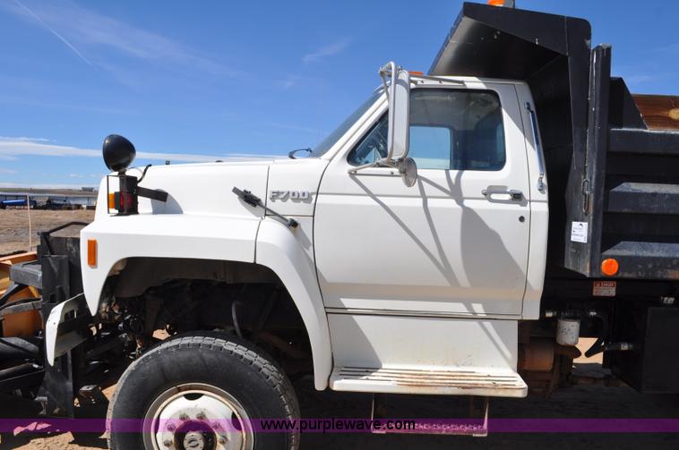 image for item F2343 1993 Ford F700 dump truck
