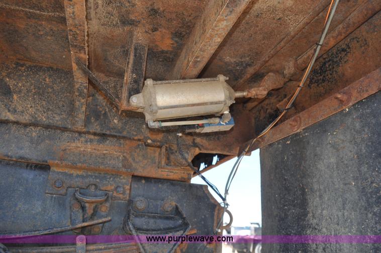 image for item F2343 1993 Ford F700 dump truck