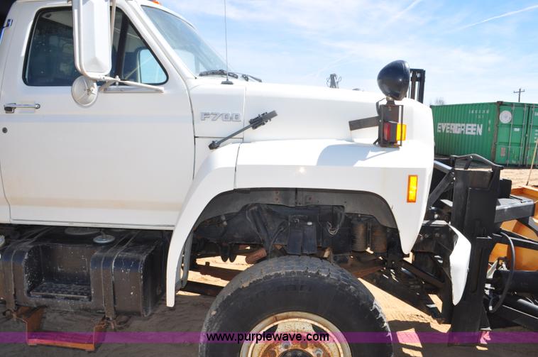 image for item F2343 1993 Ford F700 dump truck