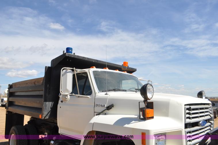 image for item F2343 1993 Ford F700 dump truck