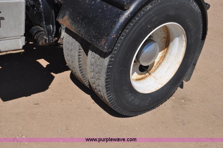 image for item F2344 1995 Freightliner FLD semi truck