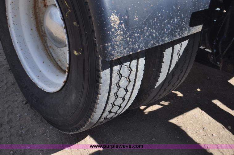 image for item F2344 1995 Freightliner FLD semi truck