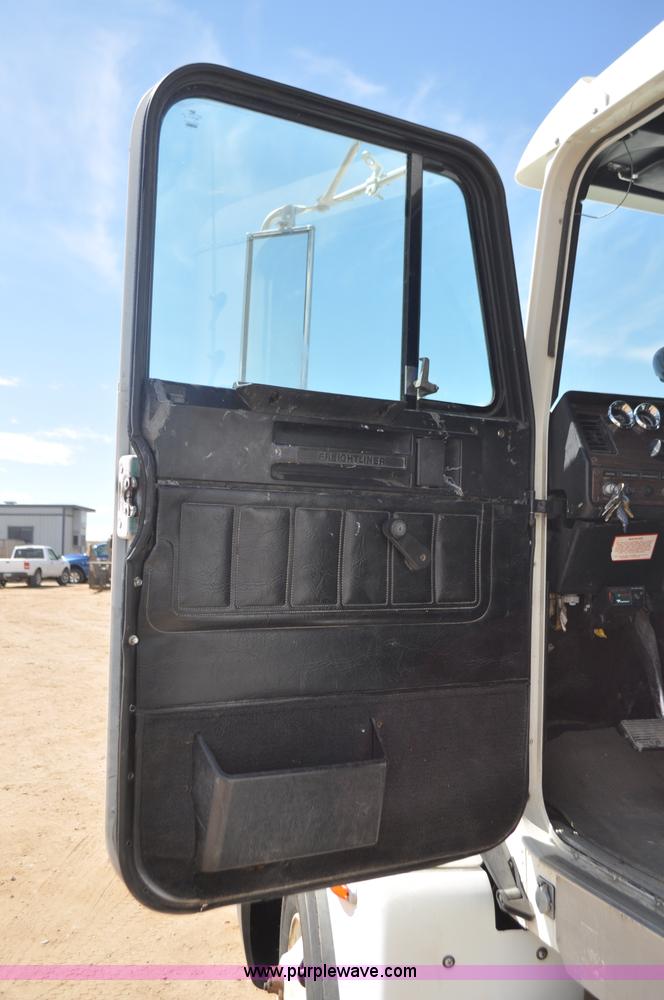 image for item F2344 1995 Freightliner FLD semi truck