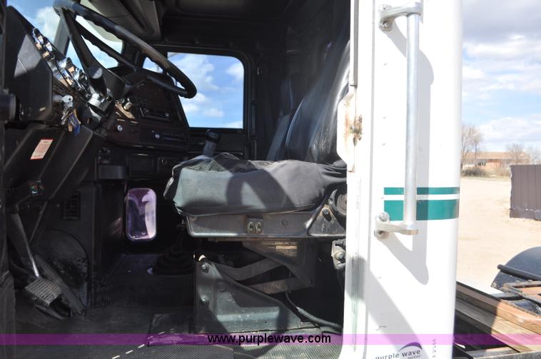 image for item F2344 1995 Freightliner FLD semi truck