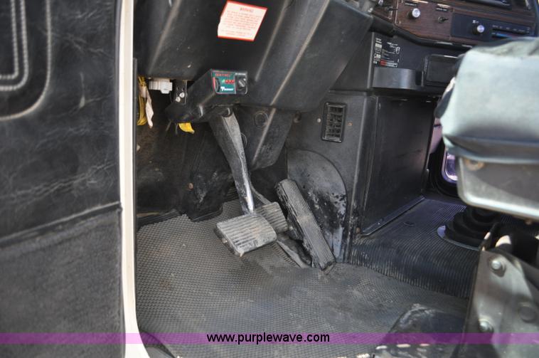 image for item F2344 1995 Freightliner FLD semi truck