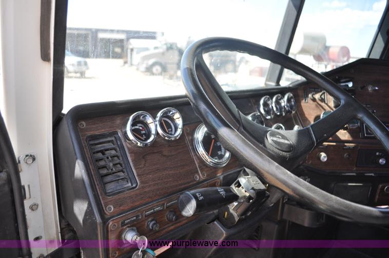 image for item F2344 1995 Freightliner FLD semi truck