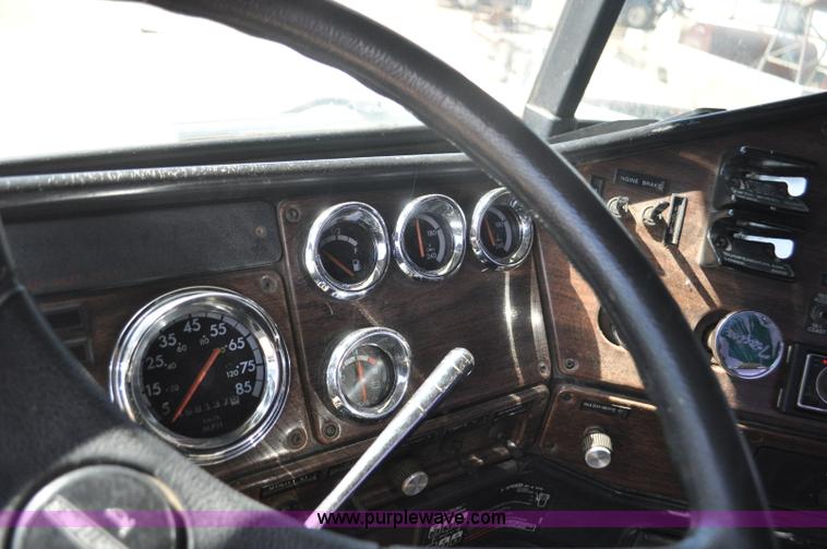 image for item F2344 1995 Freightliner FLD semi truck