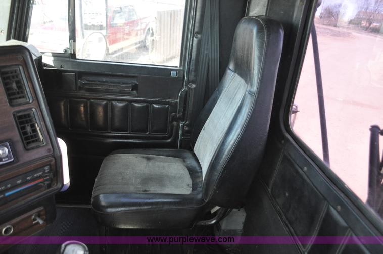 image for item F2344 1995 Freightliner FLD semi truck
