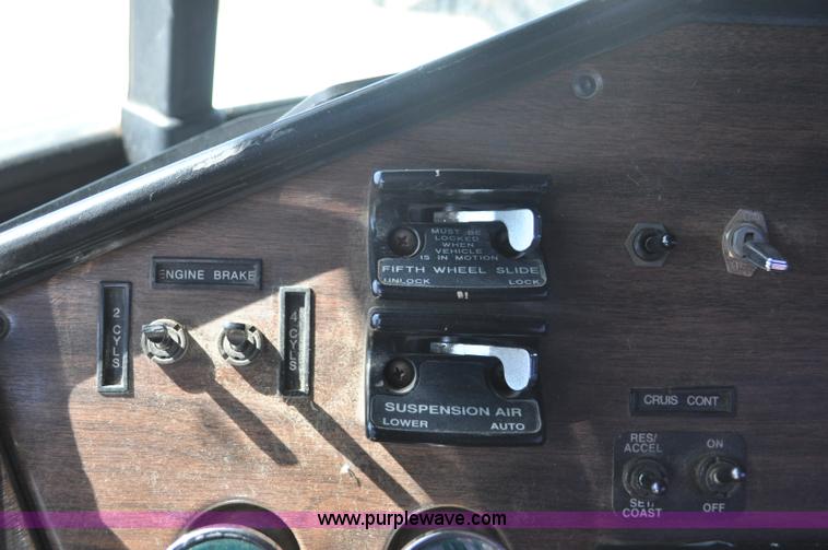 image for item F2344 1995 Freightliner FLD semi truck