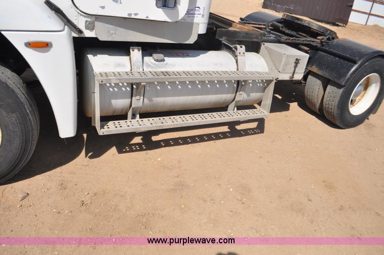 image for item F2344 1995 Freightliner FLD semi truck