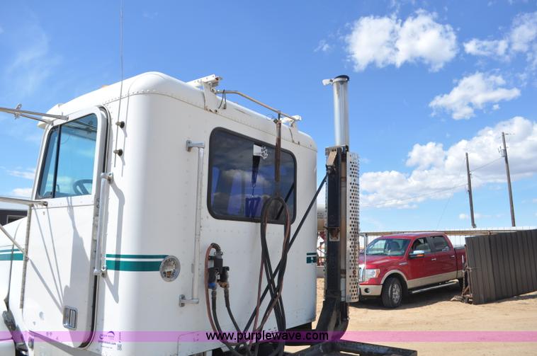 image for item F2344 1995 Freightliner FLD semi truck