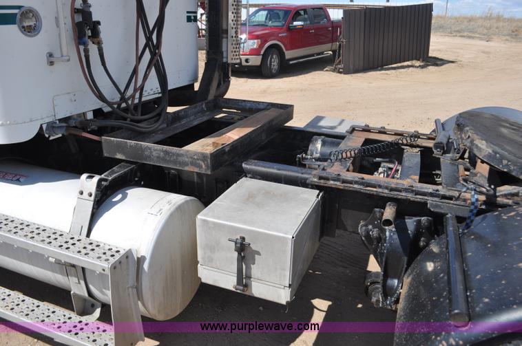 image for item F2344 1995 Freightliner FLD semi truck