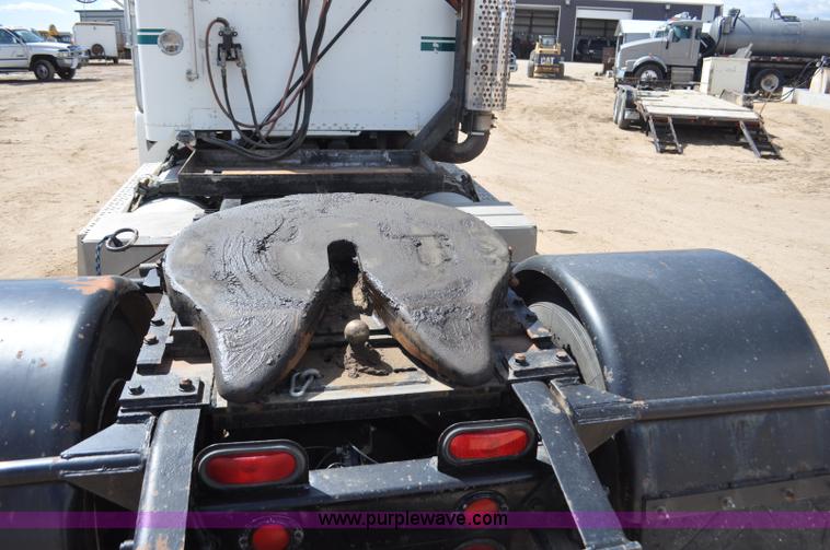 image for item F2344 1995 Freightliner FLD semi truck