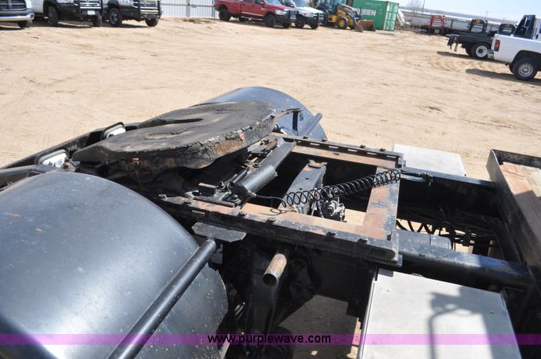 image for item F2344 1995 Freightliner FLD semi truck