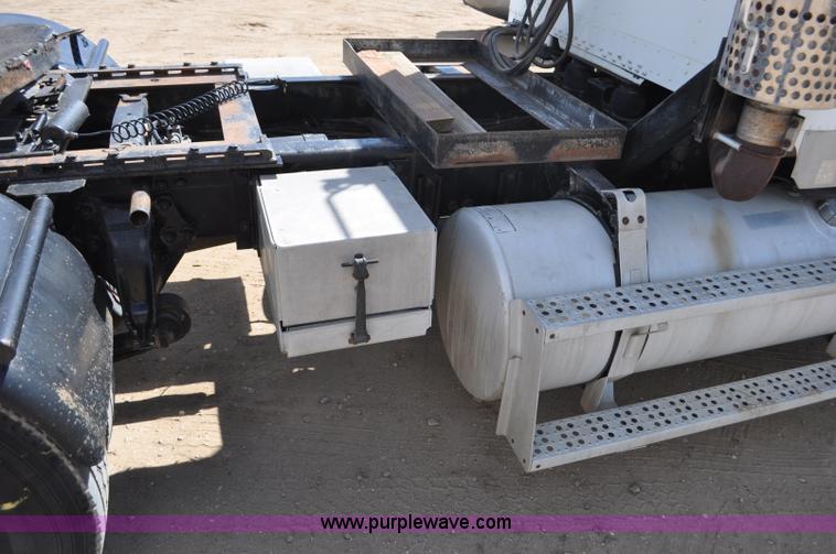 image for item F2344 1995 Freightliner FLD semi truck