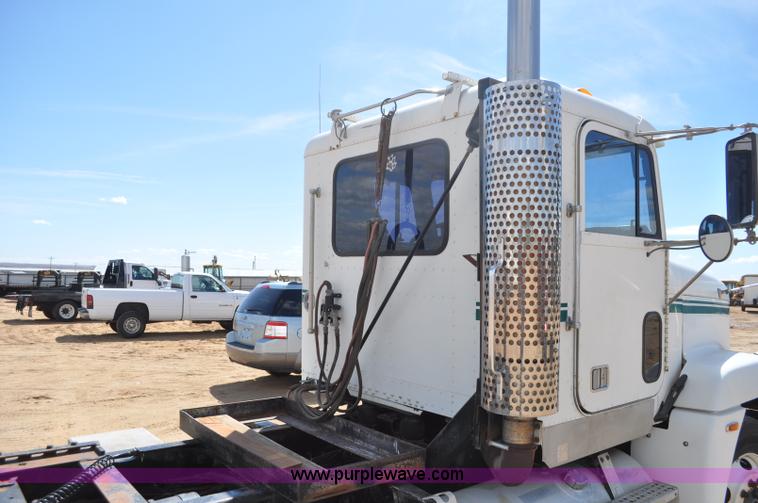 image for item F2344 1995 Freightliner FLD semi truck