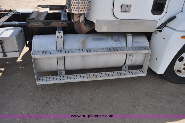 image for item F2344 1995 Freightliner FLD semi truck