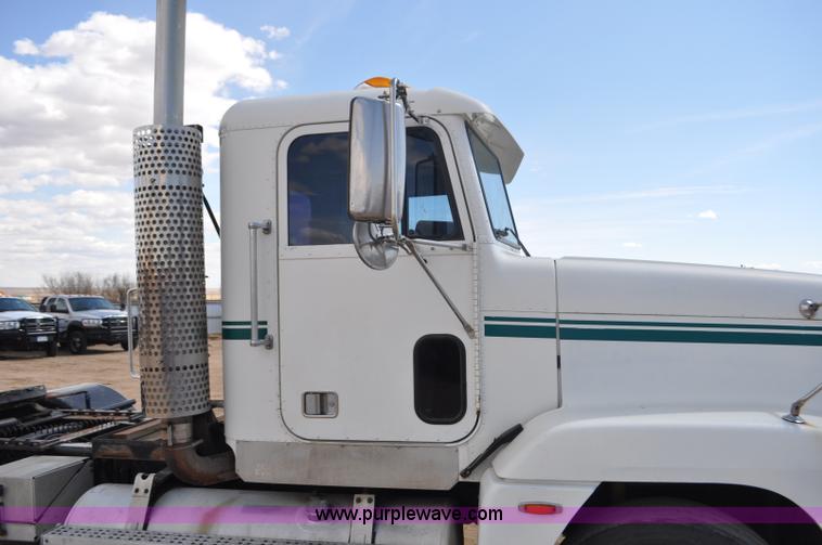 image for item F2344 1995 Freightliner FLD semi truck