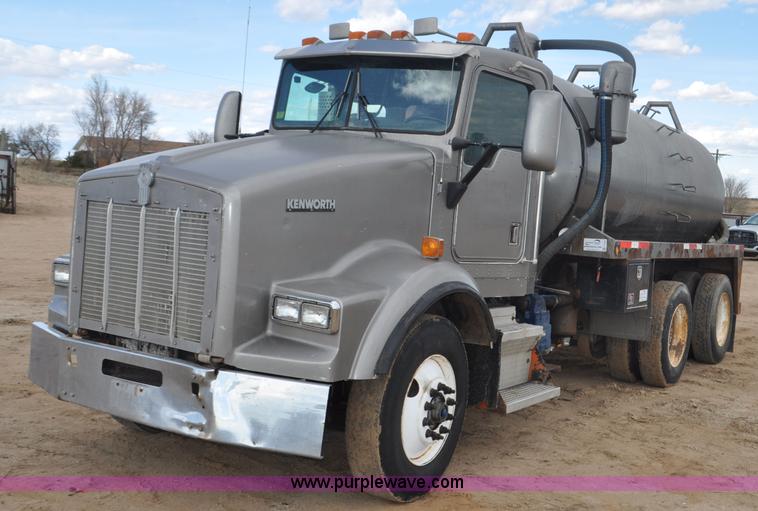image for item F2366 1995 Kenworth T800 vacuum truck