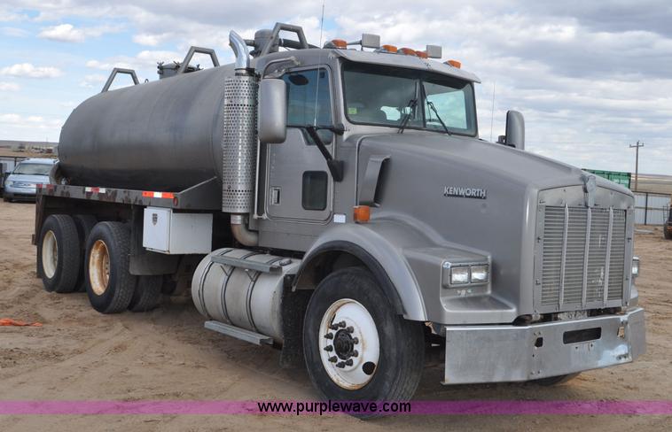 image for item F2366 1995 Kenworth T800 vacuum truck