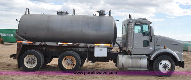 image for item F2366 1995 Kenworth T800 vacuum truck