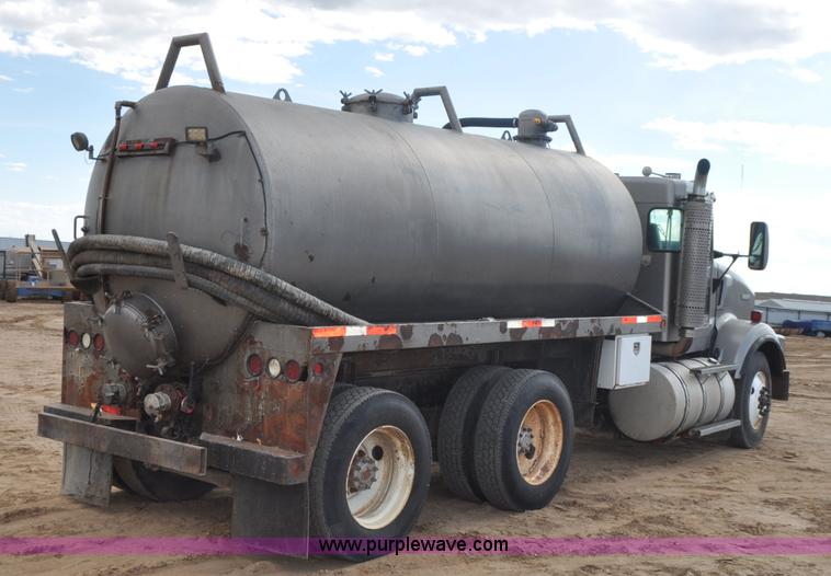 image for item F2366 1995 Kenworth T800 vacuum truck