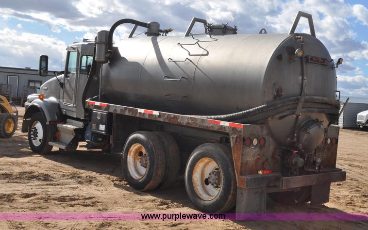 image for item F2366 1995 Kenworth T800 vacuum truck